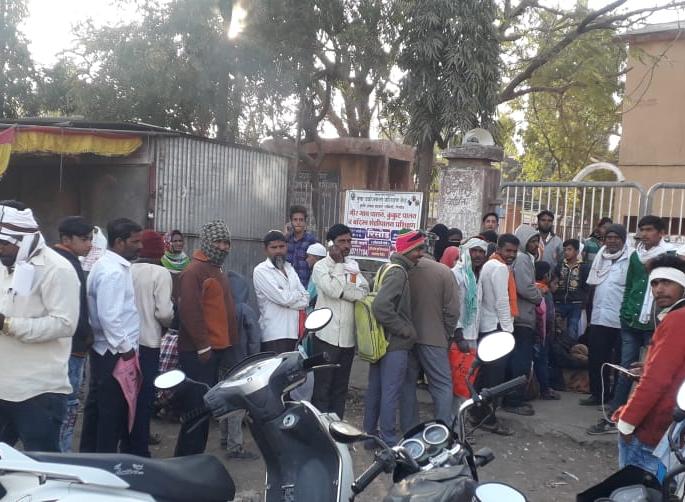 Line for Aadhar card at Risod; Inconvenience to the citizens | रिसोड येथे आधारकार्डसाठी रांगा; नागरिकांची गैरसोय    