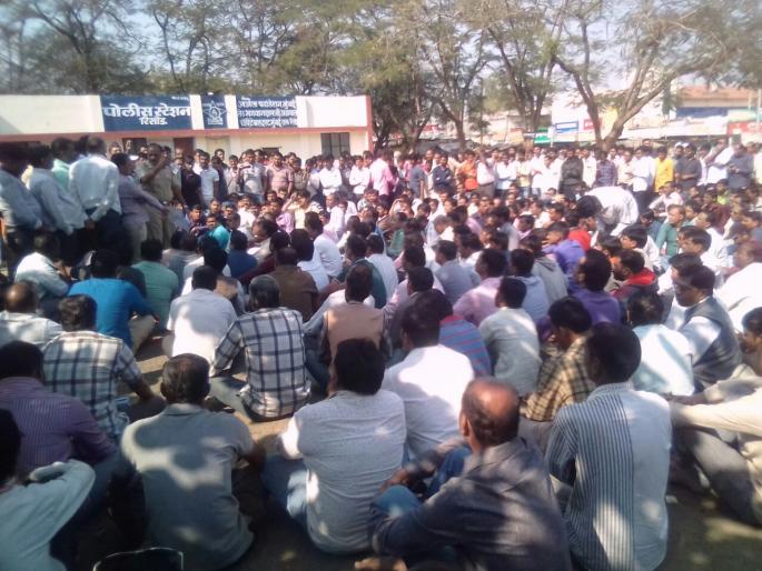 Traders in risod at the police station | दगडफेकप्रकरणी रिसोडात कडकडीत बंद; व्यापाऱ्यांचा पोलीस स्टेशनमध्ये ठिय्या Traders in risod at the police station | दगडफेकप्रकरणी रिसोडात कडकडीत बंद; व्यापाऱ्यांचा पोलीस स्टेशनमध्ये ठिय्या