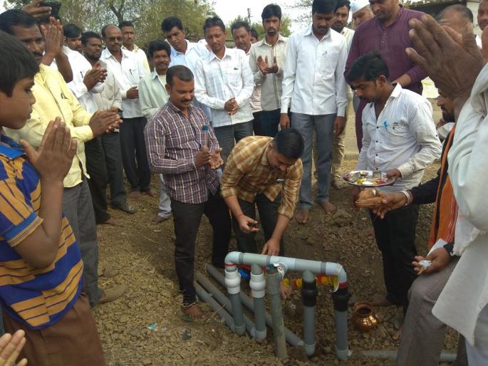 Water supply to Mohajo Ingole villagers | स्वखर्चातून पाईप लाईन टाकून मोहजा इंगोले ग्रामस्थांना पाणीपुरवठा Water supply to Mohajo Ingole villagers | स्वखर्चातून पाईप लाईन टाकून मोहजा इंगोले ग्रामस्थांना पाणीपुरवठा