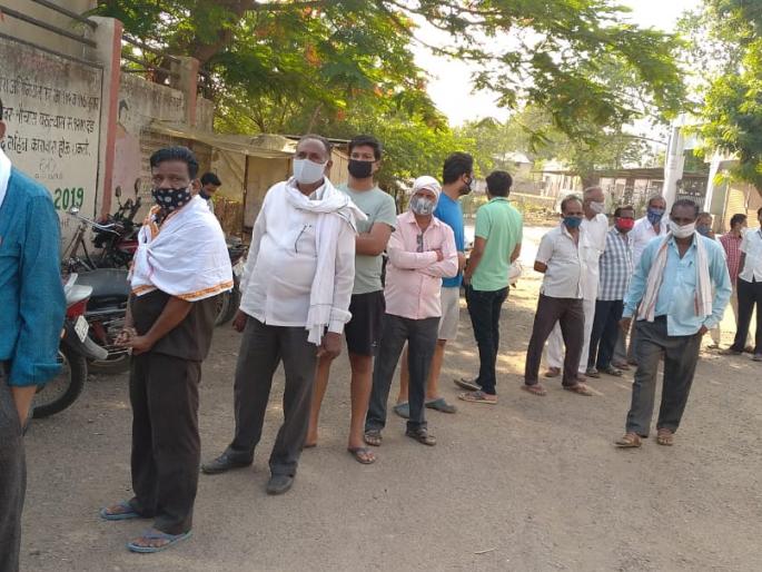 The senior citizen returned home due to lack of vaccine dose | लसीचा डोस नसल्याने ज्येष्ठ नागरीक घरी परतले