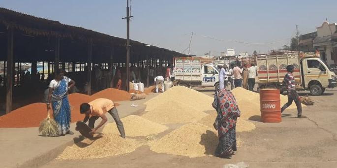 Disputes between buyer-porter were resolved; work in Risod Market Committee begins | खरेदीदार-हमाल यांच्यातील वाद मिटला; रिसोड बाजार समितीचे व्यवहार पूर्ववत Disputes between buyer-porter were resolved; work in Risod Market Committee begins | खरेदीदार-हमाल यांच्यातील वाद मिटला; रिसोड बाजार समितीचे व्यवहार पूर्ववत