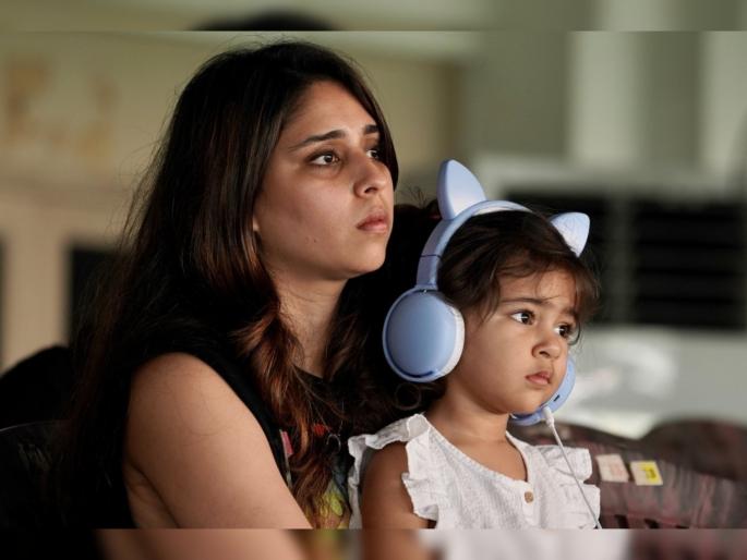 Rohit Sharma posts a cheeky caption about the pitch before fourth Test, Ritika Sajdeh’s trolled him | रोहित शर्मानं इंग्लंडची फिरकी घेण्याचा केला प्रयत्न, पत्नी रितिकाच्या कमेंटनं काढली 'हिटमॅन'ची विकेट