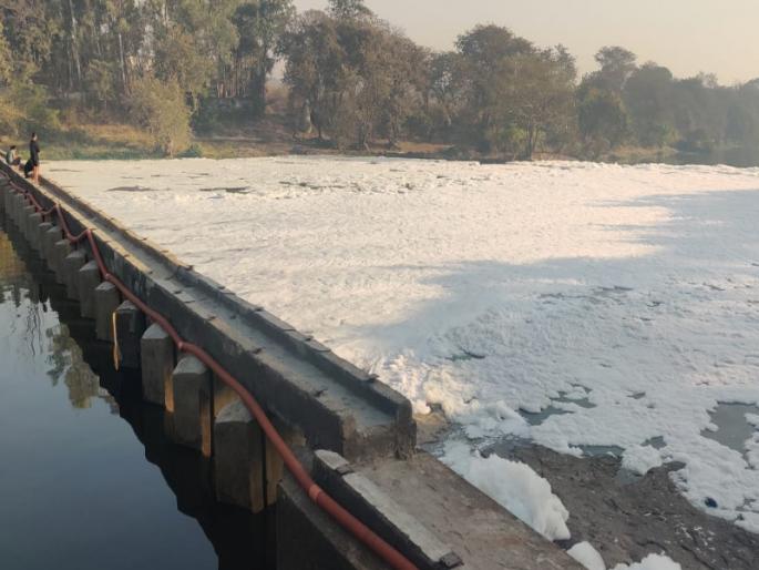 Pavana river bed foamed again in Thergaon Outrage from local citizens | थेरगावात पवना नदीपात्र पुन्हा फेसाळले; स्थानिक नागरिकांकडून संताप व्यक्त Pavana river bed foamed again in Thergaon Outrage from local citizens | थेरगावात पवना नदीपात्र पुन्हा फेसाळले; स्थानिक नागरिकांकडून संताप व्यक्त