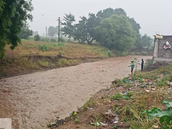 Unseasonal rains hit Buldhana district; Flooding of rivers and streams | बुलढाणा जिल्ह्यात अवकाळी पावसाचा तडाखा; नदी, नाल्यांना पूर Unseasonal rains hit Buldhana district; Flooding of rivers and streams | बुलढाणा जिल्ह्यात अवकाळी पावसाचा तडाखा; नदी, नाल्यांना पूर