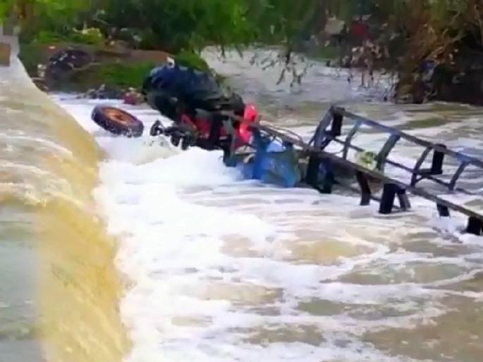 Thrilling! Villagers rescue five flood victims in Falguni River of Parabhani | flood : थरारक ! पुरात वाहून जाणाऱ्या पाच जणांचे गावकऱ्यांनी वाचविले प्राण