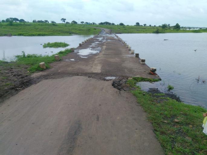 Surkandi dam full, bridge under water | सुरकंडी लघूप्रकल्प तुडुंब; पूल पाण्याखाली जाण्याची भीती Surkandi dam full, bridge under water | सुरकंडी लघूप्रकल्प तुडुंब; पूल पाण्याखाली जाण्याची भीती