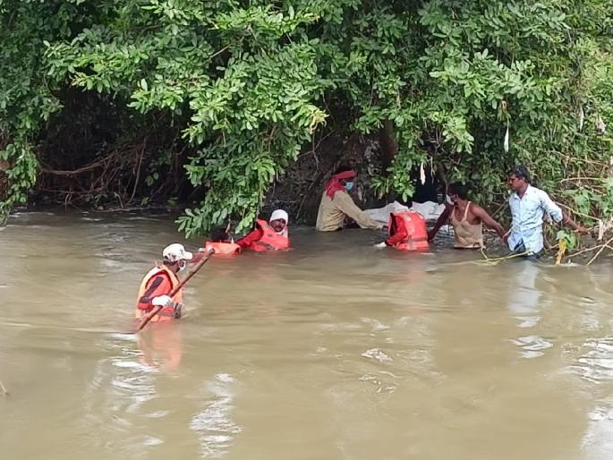 The body of the third youth who drowned in the river was found four kilometers away | चार किलोमीटर लांब सापडला नदीत बुडालेल्या तिसऱ्या युवकाचा मृतदेह The body of the third youth who drowned in the river was found four kilometers away | चार किलोमीटर लांब सापडला नदीत बुडालेल्या तिसऱ्या युवकाचा मृतदेह