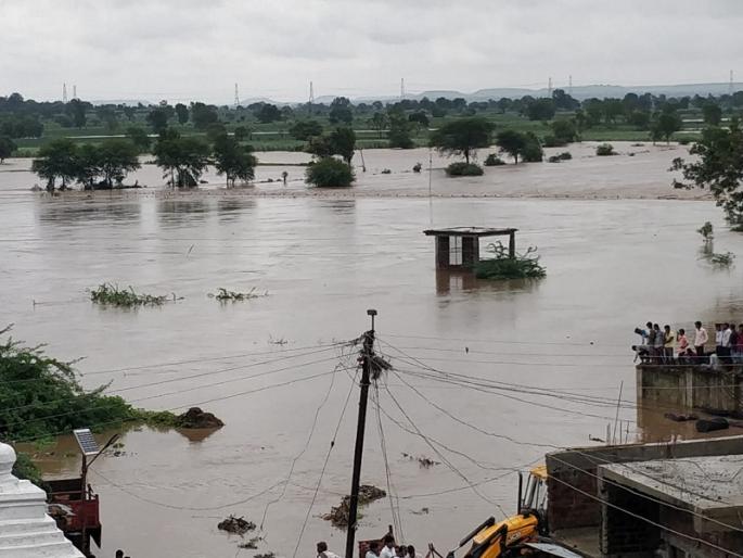 Hingoli floods the Kaadhhu river; 14 villages on the banks of Akhada Balapur and Kalamnuri talukas suffered huge casualties | हिंगोलीत कयाधू नदीला पूर; आखाडा बाळापुर, कळमनुरी तालुक्यातील नदीकाठच्या १४ गावांना मोठा फटका Hingoli floods the Kaadhhu river; 14 villages on the banks of Akhada Balapur and Kalamnuri talukas suffered huge casualties | हिंगोलीत कयाधू नदीला पूर; आखाडा बाळापुर, कळमनुरी तालुक्यातील नदीकाठच्या १४ गावांना मोठा फटका