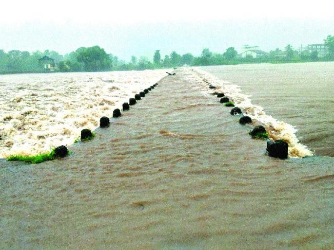 Rivers crossed the leval in Raigad district | रायगड जिल्ह्यात नद्यांनी ओलांडली पातळी Rivers crossed the leval in Raigad district | रायगड जिल्ह्यात नद्यांनी ओलांडली पातळी