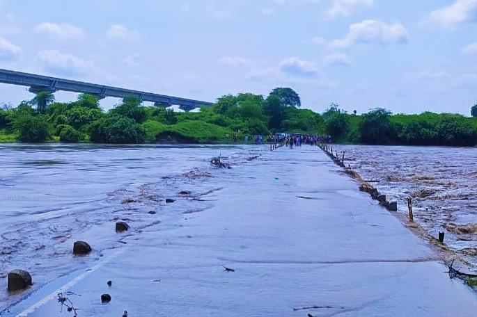 Flood the Purna river; Manegaon bridge under water, traffic closed |  पूर्णा नदीला पुर; मानेगाव पुल पाण्याखाली, वाहतूक बंद  Flood the Purna river; Manegaon bridge under water, traffic closed |  पूर्णा नदीला पुर; मानेगाव पुल पाण्याखाली, वाहतूक बंद