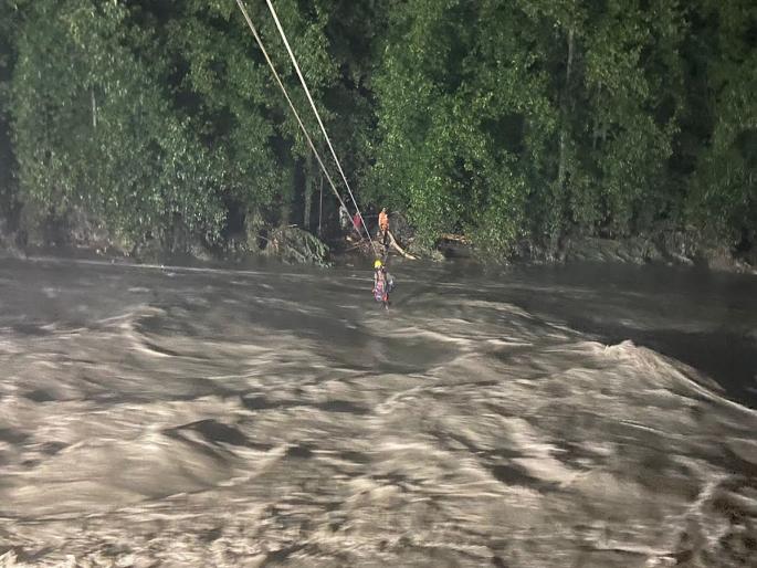 Himachal Pradesh: NDRF rescued 6 people stranded in Beas River in Mandi district | पुरात अडकलेल्या लोकांची NDRF ने केली सुटका; बचाव कार्याचा थरारक व्हिडिओ व्हायरल... Himachal Pradesh: NDRF rescued 6 people stranded in Beas River in Mandi district | पुरात अडकलेल्या लोकांची NDRF ने केली सुटका; बचाव कार्याचा थरारक व्हिडिओ व्हायरल...