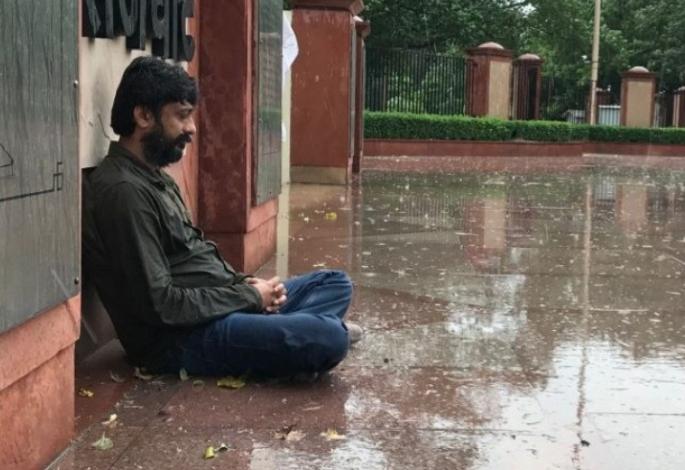 The pain of migrant workers is unbearable, the youth is fasting till death at Rajghat delhi MMG | स्थलांतरीत मजुरांच्या वेदना असहाय्य, राजघाटावर एकाच कार्यकर्त्यांच आमरण उपोषण The pain of migrant workers is unbearable, the youth is fasting till death at Rajghat delhi MMG | स्थलांतरीत मजुरांच्या वेदना असहाय्य, राजघाटावर एकाच कार्यकर्त्यांच आमरण उपोषण