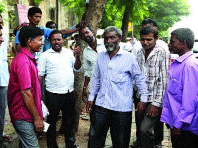 Due to the drought, the city will be there | दुष्काळामुळे लोंढे शहराकडे Due to the drought, the city will be there | दुष्काळामुळे लोंढे शहराकडे