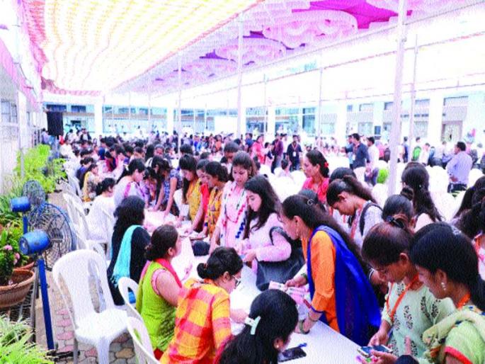 Guarantee of 702 people in the Employment Meet | रोजगार मेळाव्यात ७०२ जणांना हमीपत्रक Guarantee of 702 people in the Employment Meet | रोजगार मेळाव्यात ७०२ जणांना हमीपत्रक