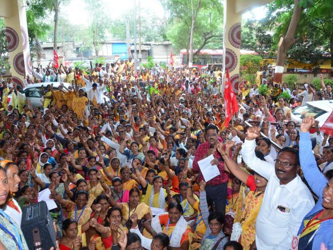 Ayushman Card Watpas Asha Sevika's refusal, stay at Zilla Parishad | आयुष्यमान कार्डवाटपास आशा सेविकांचा नकार, जिल्हा परिषदेवर ठिय्या Ayushman Card Watpas Asha Sevika's refusal, stay at Zilla Parishad | आयुष्यमान कार्डवाटपास आशा सेविकांचा नकार, जिल्हा परिषदेवर ठिय्या