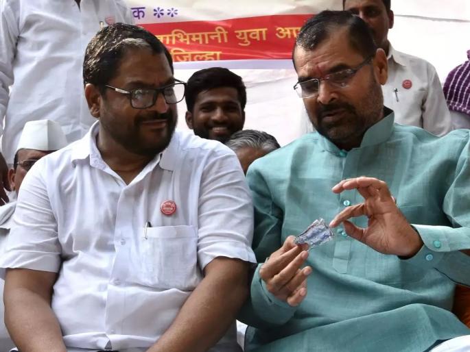 Sadabhau Khot and Raju Shetty to Corona, Tension came to the activists | सदाभाऊ खोत अन् राजू शेट्टींना कोरोना, टेन्शन आलं संपर्कातील कार्यकर्त्यांना Sadabhau Khot and Raju Shetty to Corona, Tension came to the activists | सदाभाऊ खोत अन् राजू शेट्टींना कोरोना, टेन्शन आलं संपर्कातील कार्यकर्त्यांना