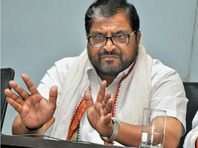 Shivsena got a license to sip a money? Raju Shetty provoked the MLA | Video : शिवसेनेला पैसे बुडवायचं लायसन्स मिळालंय का ? राजू शेट्टी आमदारावर भडकले Shivsena got a license to sip a money? Raju Shetty provoked the MLA | Video : शिवसेनेला पैसे बुडवायचं लायसन्स मिळालंय का ? राजू शेट्टी आमदारावर भडकले