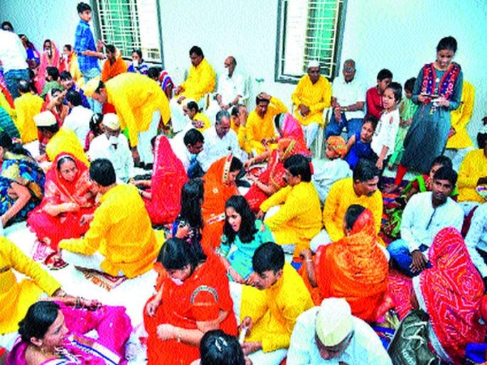 Rakshabandhan helped Kerala, group of Rakshabandhas | रक्षाबंधनातून केरळला केली मदत, रक्षाबंधनाचा सामूहिक कार्यक्रम