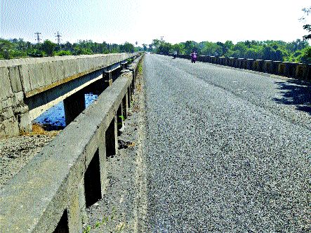 Increase the height of the guard on the bridge | पुलावरील संरक्षक कठड्यांची उंची वाढवा Increase the height of the guard on the bridge | पुलावरील संरक्षक कठड्यांची उंची वाढवा