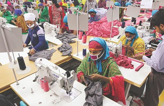 Even the 50 per cent garment industry in Solapur is on the verge of closure | तग धरलेला सोलापुरातील ५० टक्के गारमेंंट उद्योगही बंद पडण्याच्या मार्गावर Even the 50 per cent garment industry in Solapur is on the verge of closure | तग धरलेला सोलापुरातील ५० टक्के गारमेंंट उद्योगही बंद पडण्याच्या मार्गावर