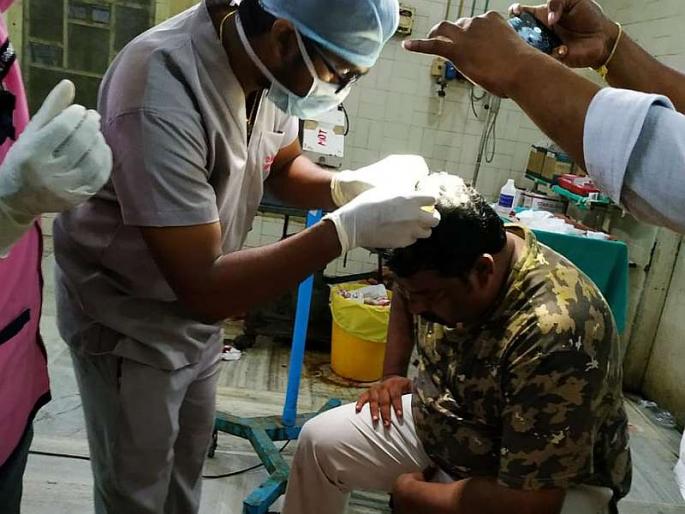 BJP MLA Raja Singh injured in lathi charge; Police say, attack by yourself! | लाठीचार्जमध्ये भाजपा आमदार राजा सिंह जखमी; पोलीस म्हणतात, स्वतःच दगड मारून घेतला! BJP MLA Raja Singh injured in lathi charge; Police say, attack by yourself! | लाठीचार्जमध्ये भाजपा आमदार राजा सिंह जखमी; पोलीस म्हणतात, स्वतःच दगड मारून घेतला!