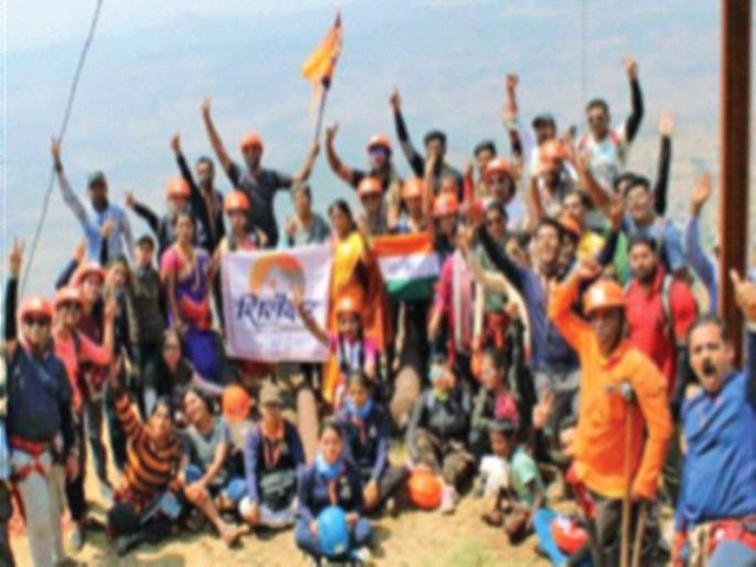 Ranaraginini made the diamond edge on Raigad, sir | रणरागिनींनी केला रायगडावरील हिरकणी कडा सर Ranaraginini made the diamond edge on Raigad, sir | रणरागिनींनी केला रायगडावरील हिरकणी कडा सर