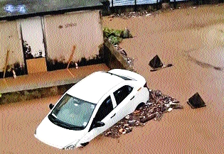 Heavy rains disrupt life | मुसळधार पावसाने जनजीवन विस्कळीत
