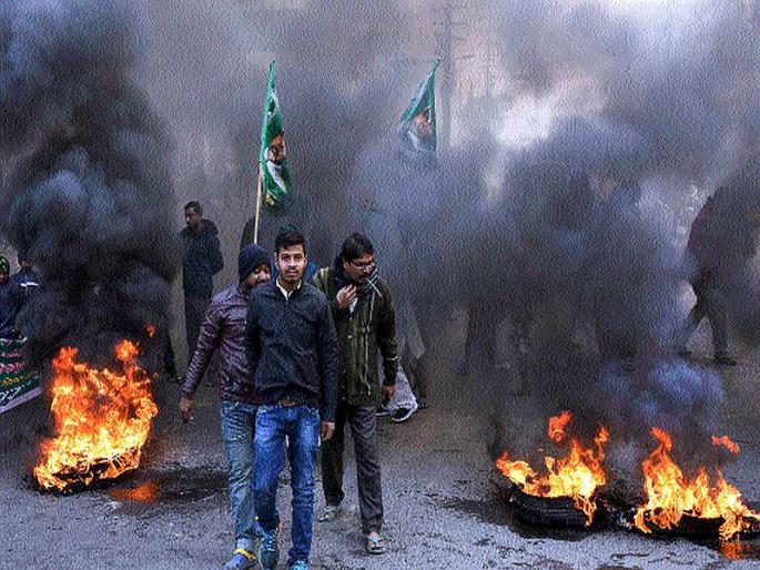 Bihar also burned; Number of deaths in railway and rastroko, UP across the state | बिहारही पेटले; राज्यभर रेल्वे आणि रास्तारोको, यूपीतील मृतांची संख्या १७ Bihar also burned; Number of deaths in railway and rastroko, UP across the state | बिहारही पेटले; राज्यभर रेल्वे आणि रास्तारोको, यूपीतील मृतांची संख्या १७