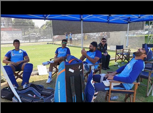 IND Vs NZ: Rohit Sharma Cool appeared in practice , see what exactly ... | IND Vs NZ : प्रॅक्टीस करताना कूलsss अंदाजात दिसला रोहित शर्मा, पाहा नेमकं केलं तरी काय...
