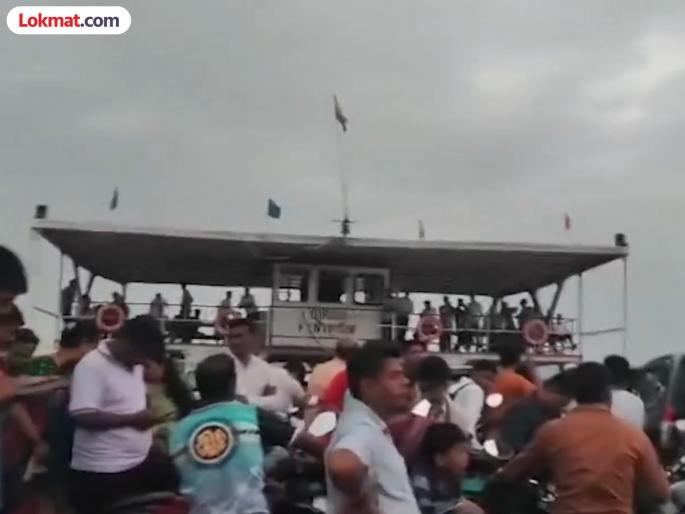 Safale Virar Ro Ro boat full of passengers gets stuck in the sea | प्रवाशांनी भरलेली विरार ते पालघर रो-रो बोट जेट्टीवर अडकली; हायड्रॉलिक पाईप तुटल्याने मनस्ताप