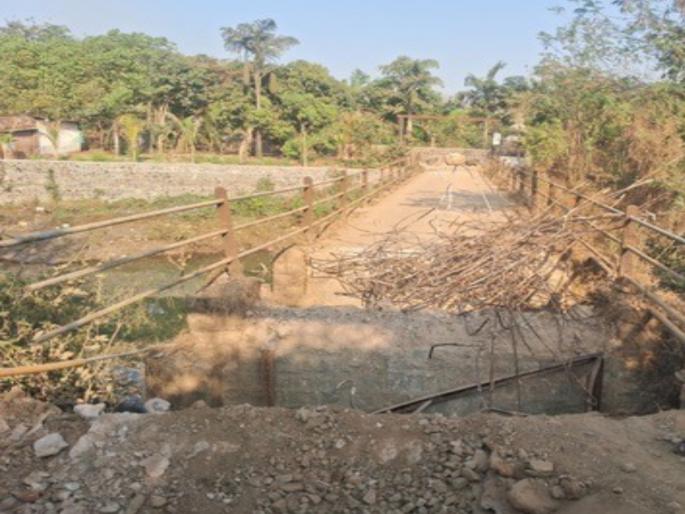 pune news the Irrigation Department demolished the Kolhapur-style bridge without giving any alternative; Three villages lost connectivity | पाटबंधारे विभागाने पर्याय न देता कोल्हापूर पद्धतीचा पूल तोडला; तीन गावांचा संपर्क तुटला pune news the Irrigation Department demolished the Kolhapur-style bridge without giving any alternative; Three villages lost connectivity | पाटबंधारे विभागाने पर्याय न देता कोल्हापूर पद्धतीचा पूल तोडला; तीन गावांचा संपर्क तुटला