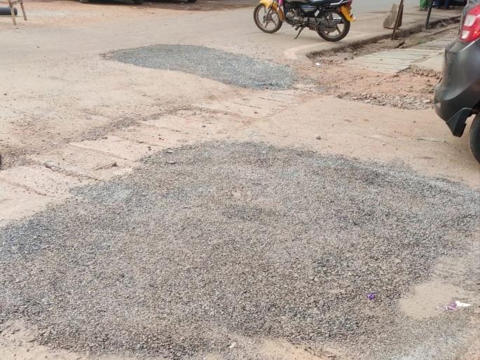 Goa: Temporary asphalting of smart city potholes in Goa | Goa: गोव्यात स्मार्ट सिटीच्या खड्ड्यांवर तात्पुरते डांबरीकरण  Goa: Temporary asphalting of smart city potholes in Goa | Goa: गोव्यात स्मार्ट सिटीच्या खड्ड्यांवर तात्पुरते डांबरीकरण