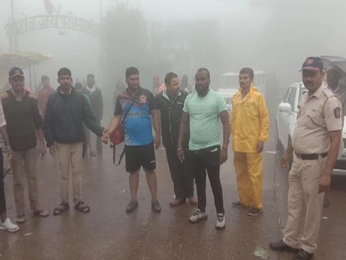 In Bhimashankar the police beat up the drivers who were driving loudly by honking their horns on the road | भीमाशंकरमध्ये रस्त्यावर कर्कश हॉर्न वाजवून जोरात गाड्या चालवणाऱ्यांना पोलिसांचा चोप In Bhimashankar the police beat up the drivers who were driving loudly by honking their horns on the road | भीमाशंकरमध्ये रस्त्यावर कर्कश हॉर्न वाजवून जोरात गाड्या चालवणाऱ्यांना पोलिसांचा चोप