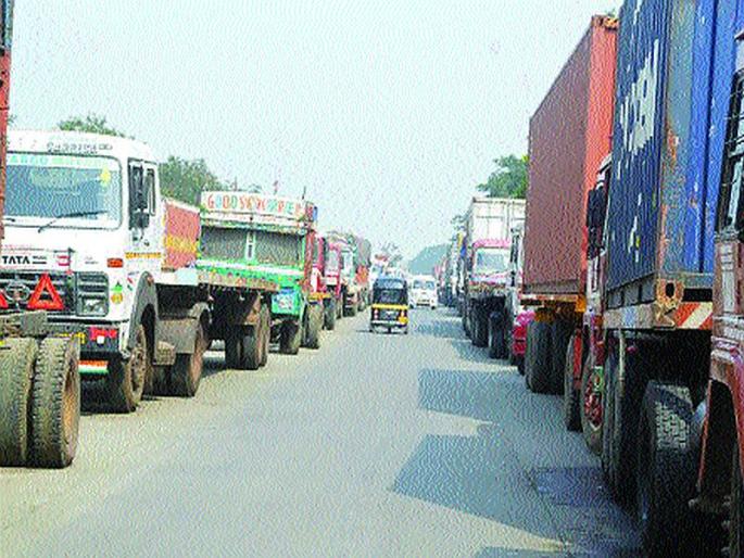 Problems with traffic congestion in Uran | उरणमधील वाहतूककोंडीची समस्या कायम Problems with traffic congestion in Uran | उरणमधील वाहतूककोंडीची समस्या कायम