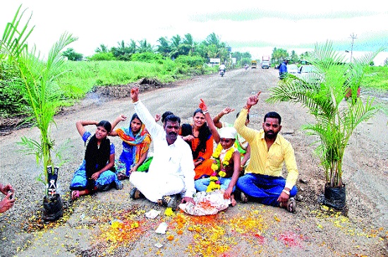 'Ganganjay Mahamantra' in Sangli potholes: the influence of Lokmat, the unique movement | सांगलीच्या खड्ड्यांमध्ये ‘मृत्युंजय महामंत्र’ : लोकमतचा प्रभाव ,अनोखे आंदोलन 'Ganganjay Mahamantra' in Sangli potholes: the influence of Lokmat, the unique movement | सांगलीच्या खड्ड्यांमध्ये ‘मृत्युंजय महामंत्र’ : लोकमतचा प्रभाव ,अनोखे आंदोलन