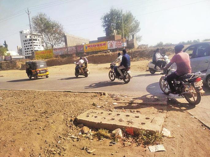 Sir, how to go to MLA Road? The people of Satara have a question; of vehicle owners | साहेब, आमदार रोडवर जायचे कसे? सातारावासीयांना पडला प्रश्न; वाहनधारकांचा जीव मुठीत Sir, how to go to MLA Road? The people of Satara have a question; of vehicle owners | साहेब, आमदार रोडवर जायचे कसे? सातारावासीयांना पडला प्रश्न; वाहनधारकांचा जीव मुठीत