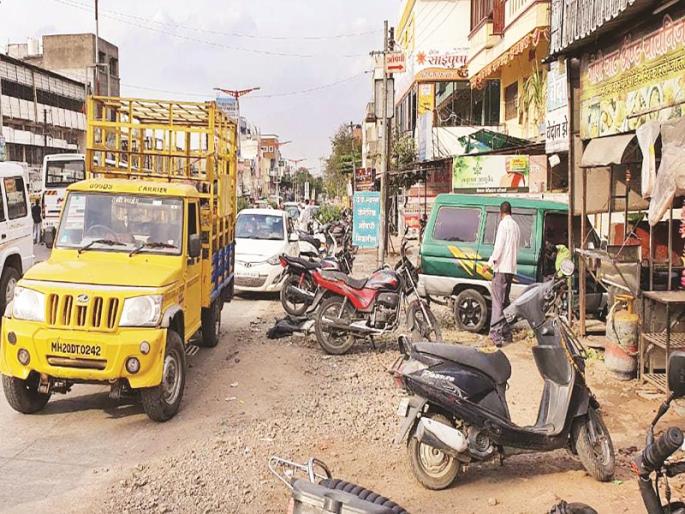 Traffic disturbed; commercials on sidewalks, consumers vehicles on the road | वाहतुकीचा खेळखंडोबा; व्यापारी फुटपाथवर, ग्राहकांची वाहने रस्त्यावर Traffic disturbed; commercials on sidewalks, consumers vehicles on the road | वाहतुकीचा खेळखंडोबा; व्यापारी फुटपाथवर, ग्राहकांची वाहने रस्त्यावर