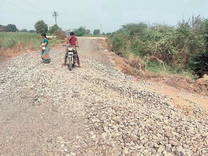 The road constructed during the day, is destroyed by sand Hayva at night | दिवसा डांबरीकरण केलेल्या रस्त्याचा रात्रीतून फुपाटा; वाळूच्या हेवीलोड हायवांचा प्रताप The road constructed during the day, is destroyed by sand Hayva at night | दिवसा डांबरीकरण केलेल्या रस्त्याचा रात्रीतून फुपाटा; वाळूच्या हेवीलोड हायवांचा प्रताप