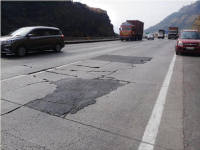 The expressway is dangerous, with many lanes | द्रुतगती मार्ग धोकादायक, अनेक ठिकाणी खचली लेन