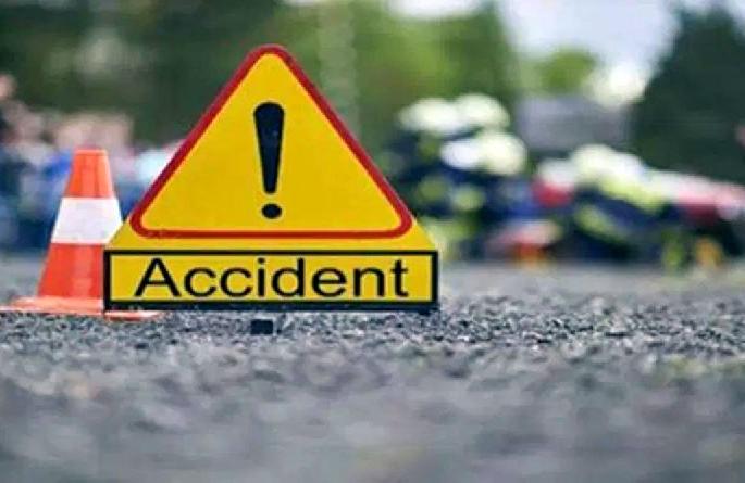 three accidents in 15 minutes in Fulsawangi; Stones placed on the road to divert traffic causing accidents | चूक कोणाची.. शिक्षा कोणाला? फुलसावंगीत १५ मिनिटात तीन अपघात; सात वर्षीय मुलाचा पाय निकामी three accidents in 15 minutes in Fulsawangi; Stones placed on the road to divert traffic causing accidents | चूक कोणाची.. शिक्षा कोणाला? फुलसावंगीत १५ मिनिटात तीन अपघात; सात वर्षीय मुलाचा पाय निकामी