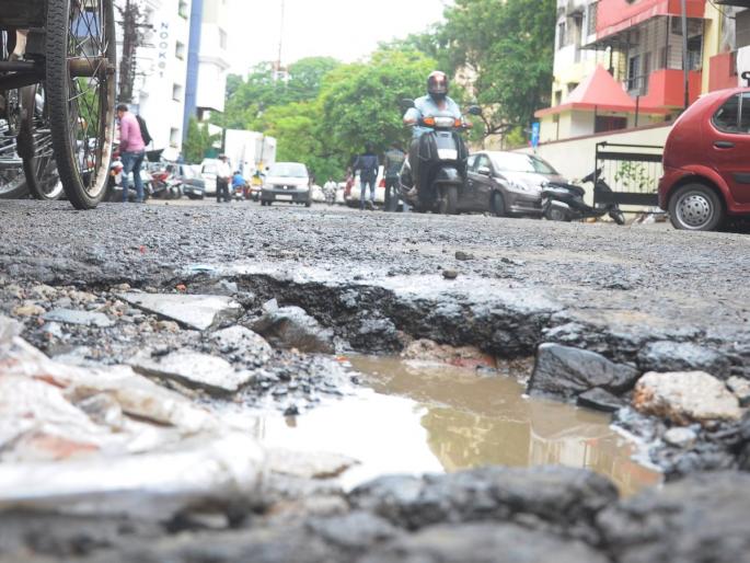  Free helpline now for potholes | खड्ड्यांच्या तक्रारींसाठी आता स्वतंत्र हेल्पलाइन