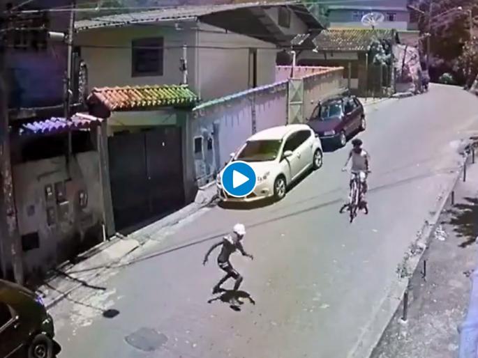 road accident funny video goes viral on internet netizens thinking who is at fault | नेमकी कोणाची चूक? अपघाताचा 'हा' व्हिडीओ पाहून नेटकरी पडले विचारात; मजेशीर घटना एकदा पाहाच! road accident funny video goes viral on internet netizens thinking who is at fault | नेमकी कोणाची चूक? अपघाताचा 'हा' व्हिडीओ पाहून नेटकरी पडले विचारात; मजेशीर घटना एकदा पाहाच!