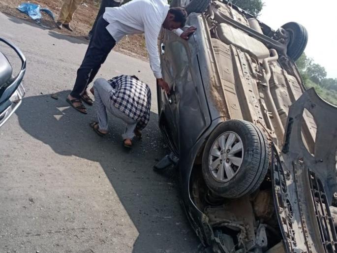 A speeding car overturned, killing a youth and seriously injuring the driver | भरधाव वेगाने जाणारी कार उलटून एक युवक ठार व कार चालक गंभीर जखमी A speeding car overturned, killing a youth and seriously injuring the driver | भरधाव वेगाने जाणारी कार उलटून एक युवक ठार व कार चालक गंभीर जखमी