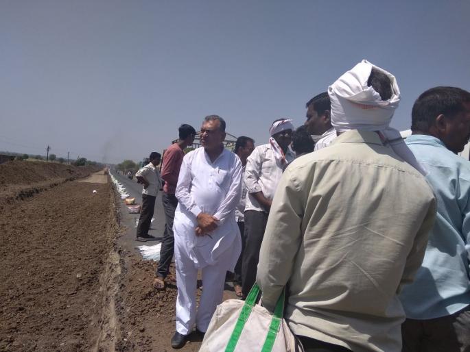 Farmers are angry because of throwing soil in their fields | रस्त्याच्या उत्खननातून निघालेली माती शेतात टाकल्याने शेतकरी संतापले! 