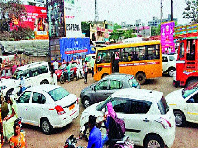 Along the same road to Alandi, the statement of the municipality gave the police | आळंदीत एकेरी वाहतुकीचा बोजवारा, नगरपरिषदेने दिले पोलिसांना निवेदन Along the same road to Alandi, the statement of the municipality gave the police | आळंदीत एकेरी वाहतुकीचा बोजवारा, नगरपरिषदेने दिले पोलिसांना निवेदन