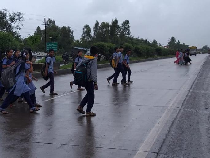 National Highway on daily basis for education for the last 12 years by risking life threatening | बारा वर्षांपासून जीव धोक्यात घालुन शिक्षणासाठी  दररोज आलोंडतात राष्ट्रीय महामार्ग National Highway on daily basis for education for the last 12 years by risking life threatening | बारा वर्षांपासून जीव धोक्यात घालुन शिक्षणासाठी  दररोज आलोंडतात राष्ट्रीय महामार्ग