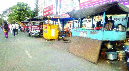 Merchandise sellers on footpath; Passenger on the road! Status of bus station area: encroachment by Chinese businessmen | कऱ्हाडात विक्रेते फूटपाथवर; प्रवासी रस्त्यावर ! बसस्थानक परिसरातील स्थिती : चायनीज व्यावसायिकांकडून अतिक्रमण Merchandise sellers on footpath; Passenger on the road! Status of bus station area: encroachment by Chinese businessmen | कऱ्हाडात विक्रेते फूटपाथवर; प्रवासी रस्त्यावर ! बसस्थानक परिसरातील स्थिती : चायनीज व्यावसायिकांकडून अतिक्रमण