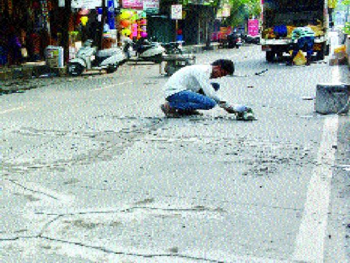 On the road of Concrete, the KDMC contractor abhay? | काँक्रिटच्या रस्त्याला पडल्या भेगा, केडीएमसीचे कंत्राटदाराला अभय ?