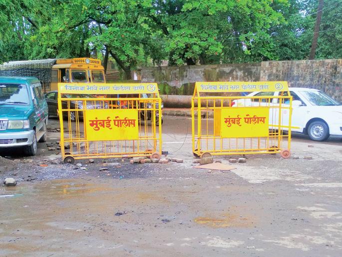 Disadvantages of convenience; Road closure for whose convenience? | सोय की गैरसोय; कोणाच्या सोयीसाठी केला रस्ता बंद? Disadvantages of convenience; Road closure for whose convenience? | सोय की गैरसोय; कोणाच्या सोयीसाठी केला रस्ता बंद?