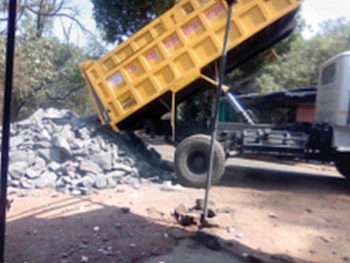 social activist starts construction of road from his own money | लोकप्रतिनिधी लक्ष देईना, प्रशासन मनावर घेईना; सामाजिक कार्यकर्त्यानं स्वखर्चातून सुरू केलं रस्त्याचं काम social activist starts construction of road from his own money | लोकप्रतिनिधी लक्ष देईना, प्रशासन मनावर घेईना; सामाजिक कार्यकर्त्यानं स्वखर्चातून सुरू केलं रस्त्याचं काम